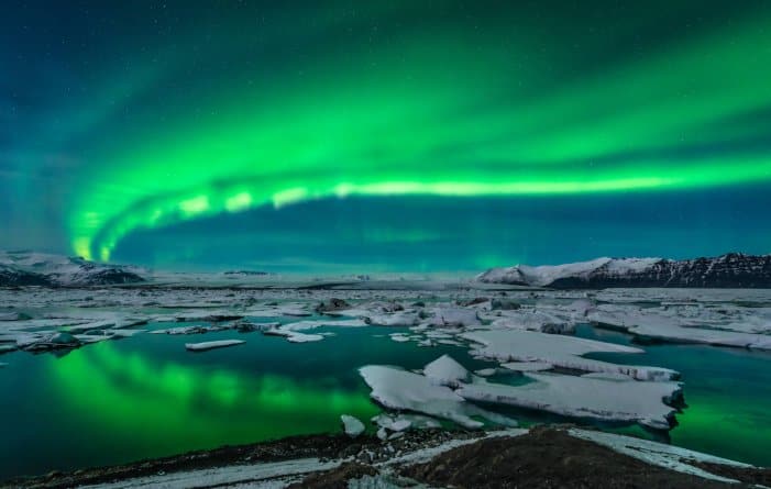 Green Northern Lights over Jökulsárlón glacier lagoon
