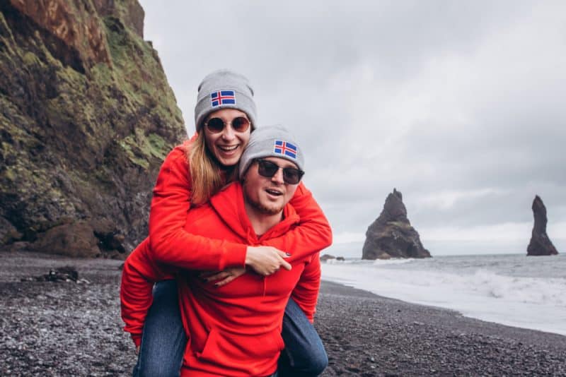 Icelacic couple wearing a read pull in Vík